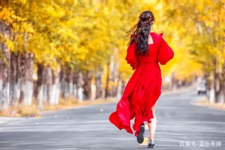 9张漂亮秋景人像示例，总结10个摄影技巧，爱拍照中年女性可参考(秋景人像作品)